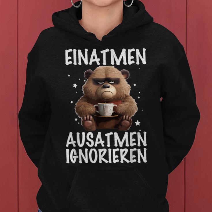 Einatmen Ausatmen Ausatmen Ignoring Bear Coffee Annoyed Kapuzenpullover für Damen