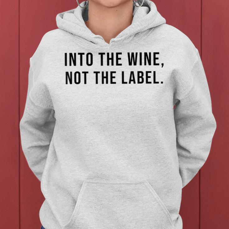 Into The Wine Not The Label Metaphor Lgbtq Gay Pride Month Kapuzenpullover für Damen