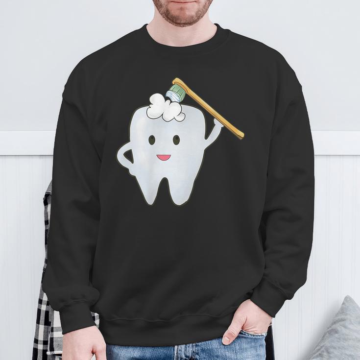 Tooth Brushing The Th With The Toothbrush Sweatshirt Geschenke für alte Männer