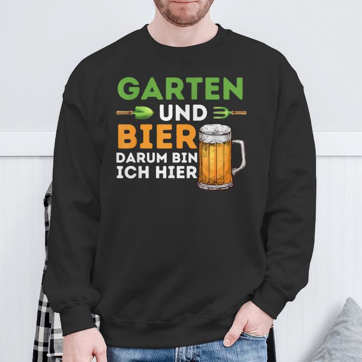 Garten Und Bier Darum Bin Ich Hier Gärtner Hobbygärtner Sweatshirt Geschenke für alte Männer