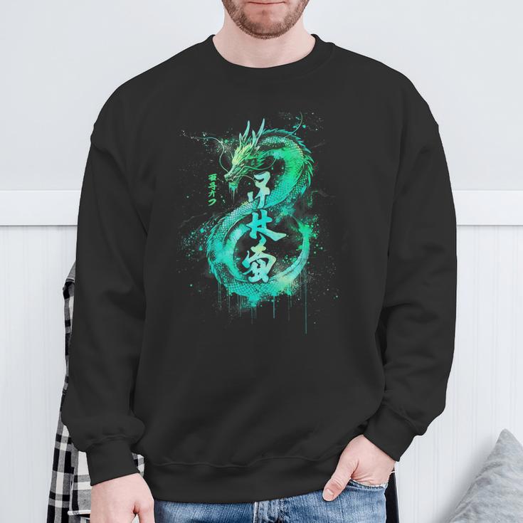 Green Flying Japanese Dragon With Kanji Lettering Sweatshirt Geschenke für alte Männer