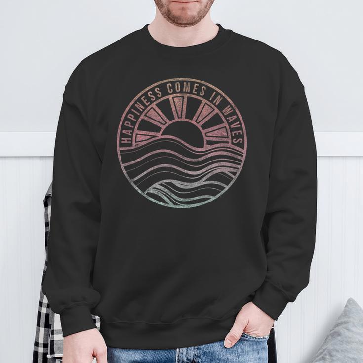 Happiness Comes In Waves Sunset Beach Wave Gradient Sweatshirt Geschenke für alte Männer