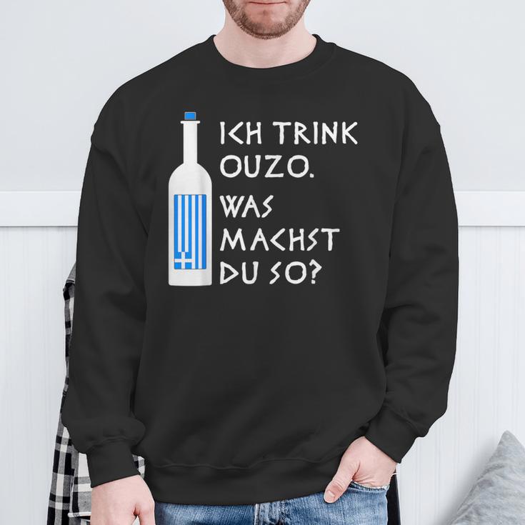 Ich Trink Ouzo Was Machst Du So Greek Ouzo Bottle Sweatshirt Geschenke für alte Männer