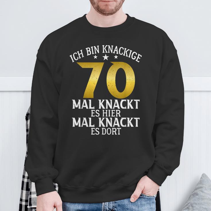 Krisige 70 Mal Knackt Es Hier Mal Da 70 Birthday S Sweatshirt Geschenke für alte Männer