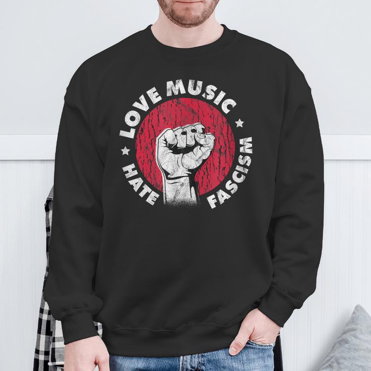 Love Music Hate Fascism Against Nazis Against Right Sweatshirt Geschenke für alte Männer