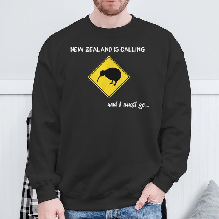 New Zealand Is Calling New Zealand Kiwi Backpacker Sweatshirt Geschenke für alte Männer