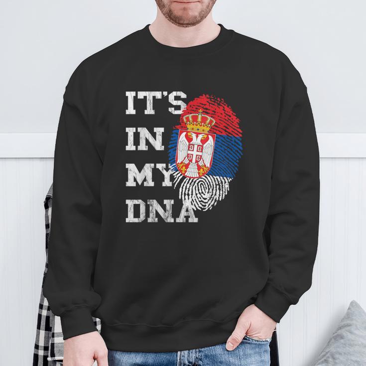 With Serbian Flag Es Ist In My Dna Serbe Genetic Sweatshirt Geschenke für alte Männer