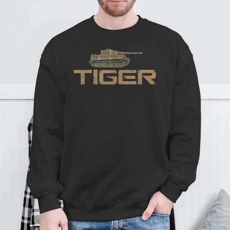 Soldiers Armed Forces In Uniform Camouflage Tiger Tank Sweatshirt Geschenke für alte Männer