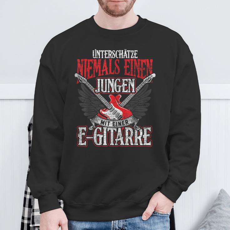 Underestimate A Boy With An Electric Guitar Sweatshirt Geschenke für alte Männer