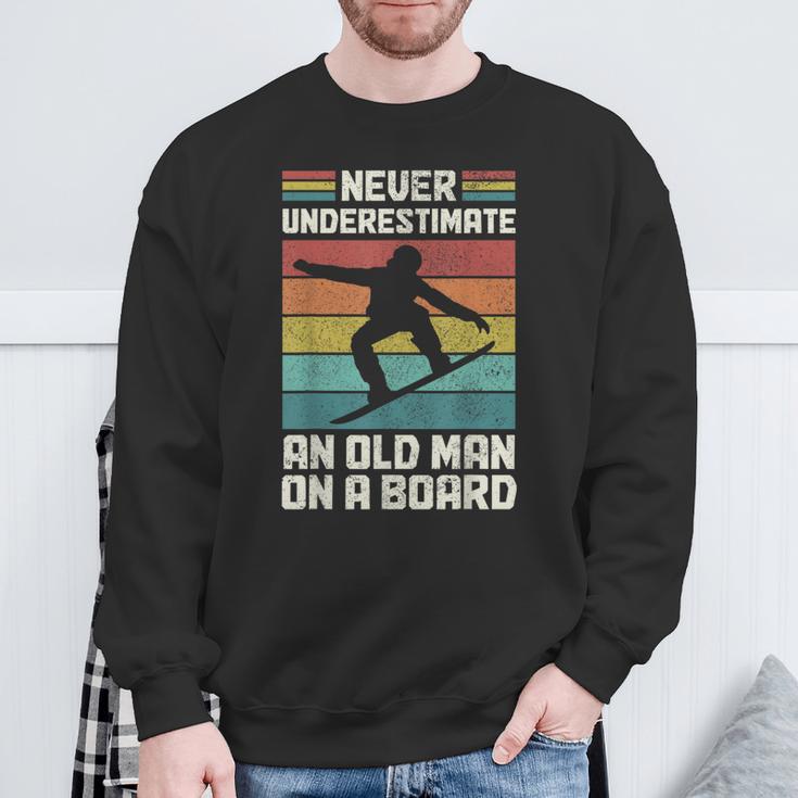 Never Underestimate An Old Man On A Snowboard intage Sweatshirt Geschenke für alte Männer