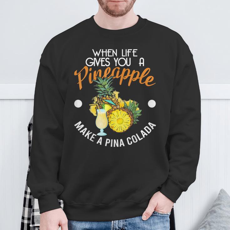 Wenn Das Leben Dir Eine Pineanas Gibt Mach Eine Pina Colada S Sweatshirt Geschenke für alte Männer