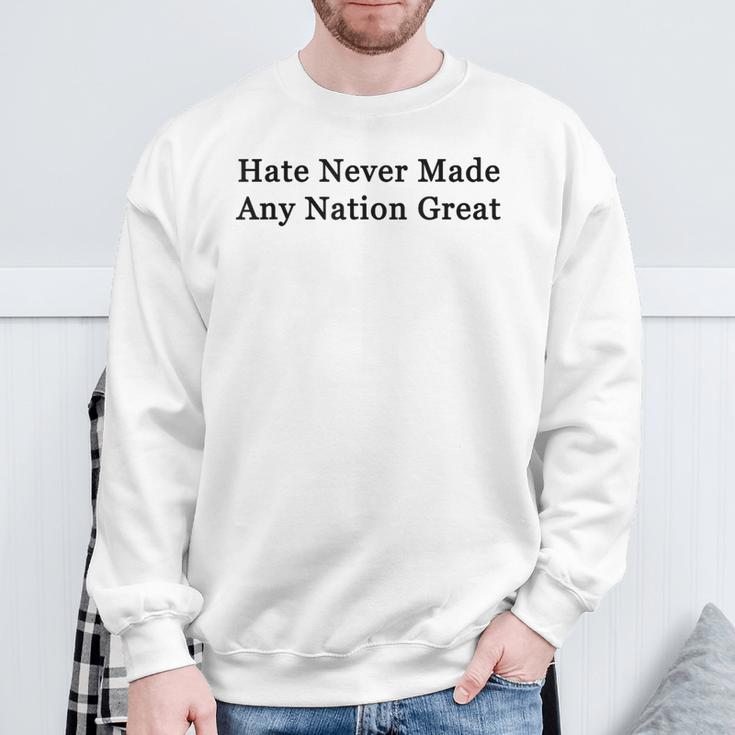 Hate Never Made Any Nation Great Sweatshirt Geschenke für alte Männer