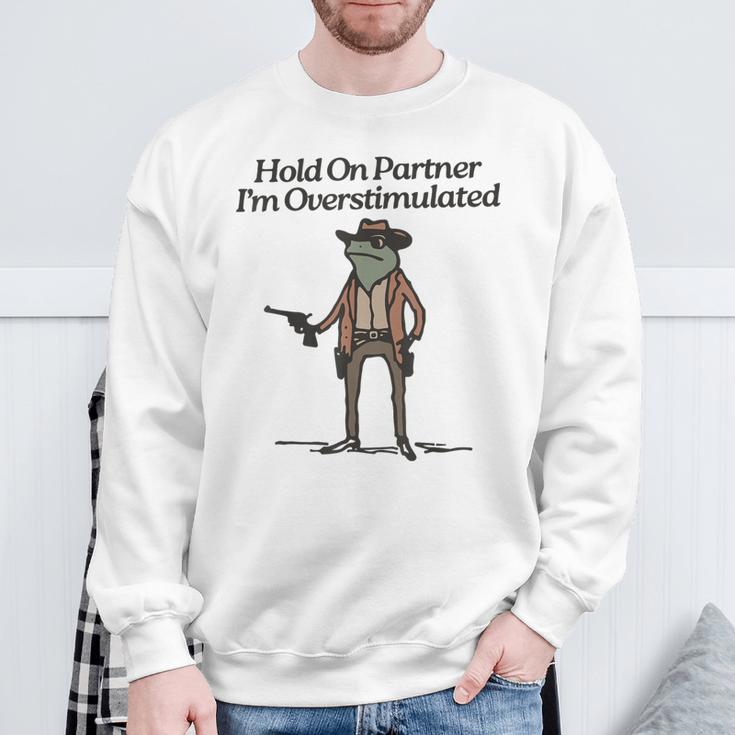 Hold On Partner I'm Overstimulated Cowboy Frogintage Gray Sweatshirt Geschenke für alte Männer