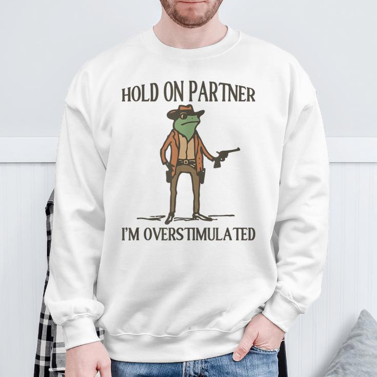 Hold On Partner I'm Overstimulated Sweatshirt Geschenke für alte Männer