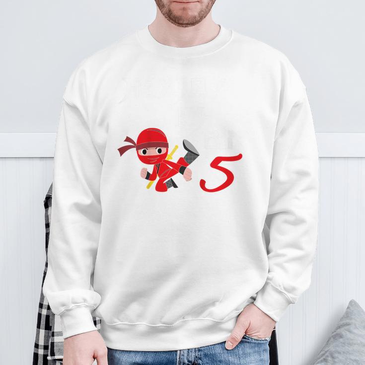 Kinder 5 Geburtstag Junge 5 Jahre Alt Fünfjähriger Ninja Rot Sweatshirt Geschenke für alte Männer