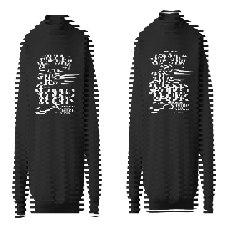 Keep Calm The Barber Is Here Barbershop Barbers Mens Camisa de entrenamiento