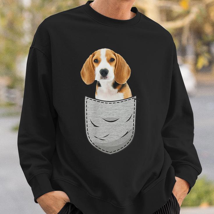 Beagle In The Chest Pocket Pocket For Dog Owners Sweatshirt Geschenke für Ihn