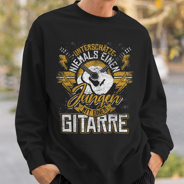 Under Estimate A Boy With A Guitar Sweatshirt Geschenke für Ihn