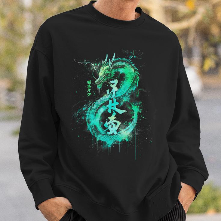 Green Flying Japanese Dragon With Kanji Lettering Sweatshirt Geschenke für Ihn