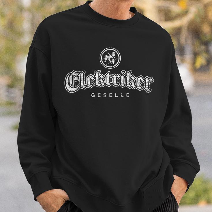 Guild Sign Electrician Seller In Old Gothic Script Sweatshirt Geschenke für Ihn