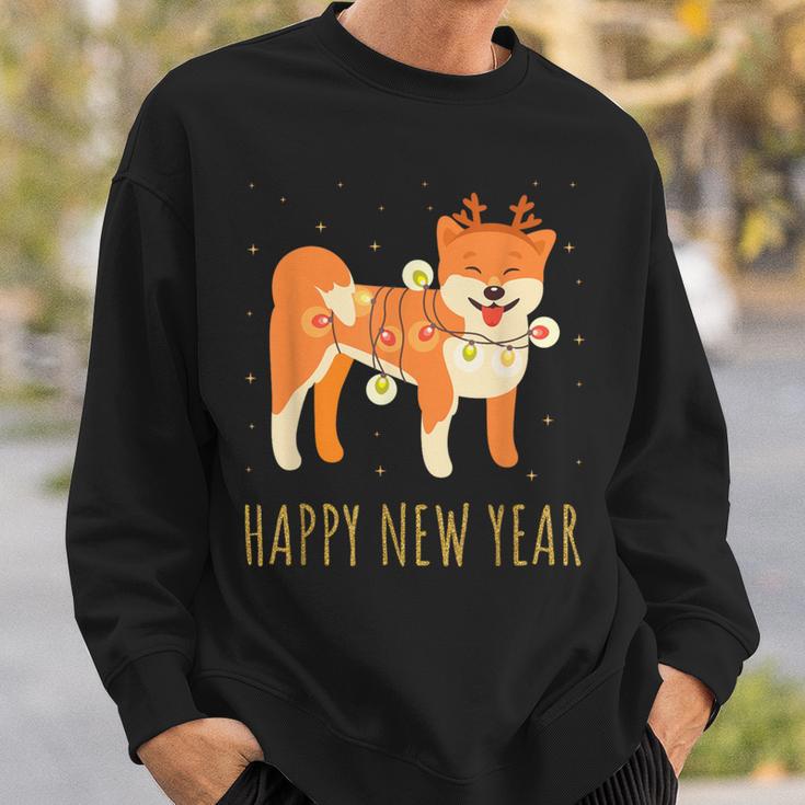 Happy Shiba Dog Celebrates New Year's Eve In Christmas Lights Sweatshirt Geschenke für Ihn