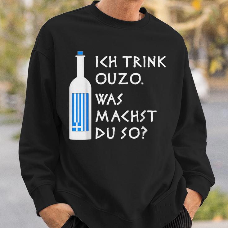 Ich Trink Ouzo Was Machst Du So Greek Ouzo Bottle Sweatshirt Geschenke für Ihn