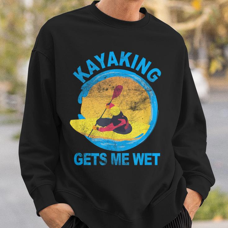 Kayaking Gets Me Wet Sweatshirt Geschenke für Ihn