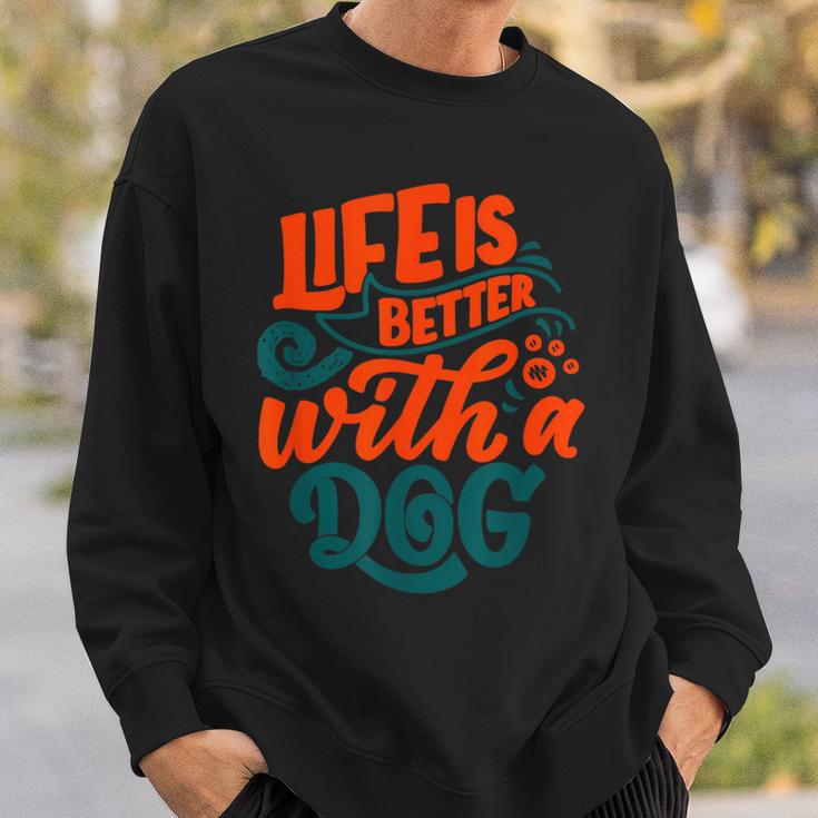 Laida Es Mejor Con Un Perro De Perros Disfruta De Los Perros Citas Camisa de entrenamiento Regalos para él