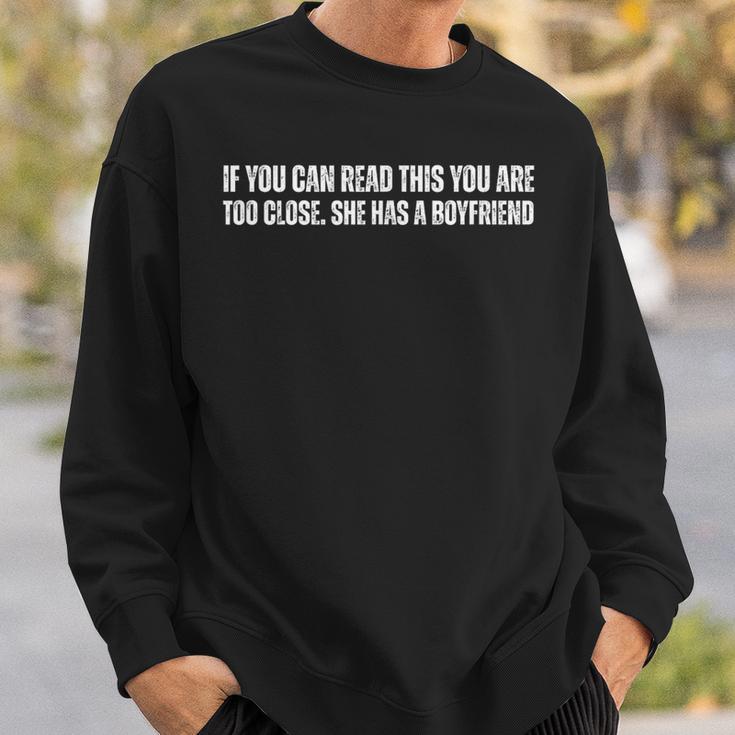 If You Can Read This You Are Too Close She Has A Boyfriend Sweatshirt Geschenke für Ihn