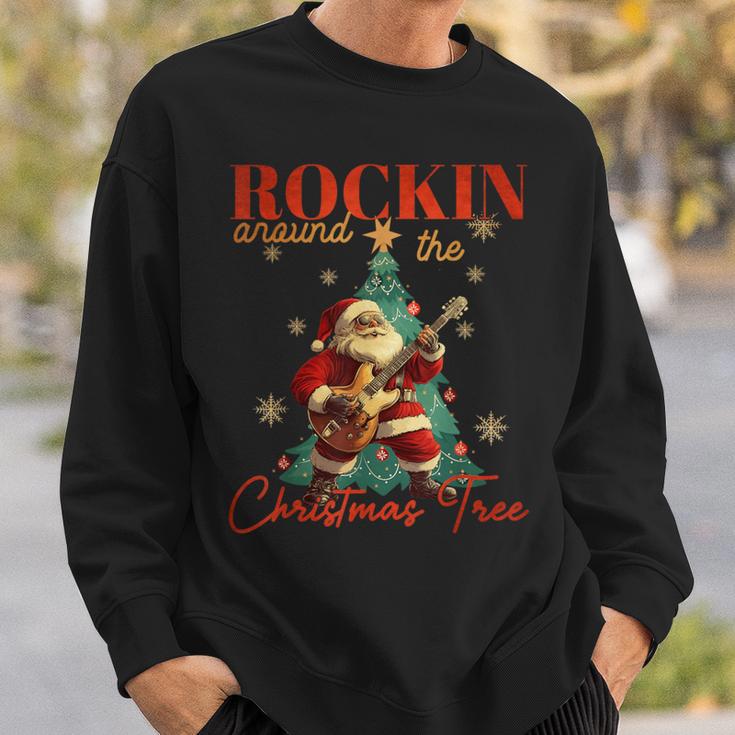 Rocking Around The Christmas Tree Santa Rock And Roll Guitar Sweatshirt Geschenke für Ihn