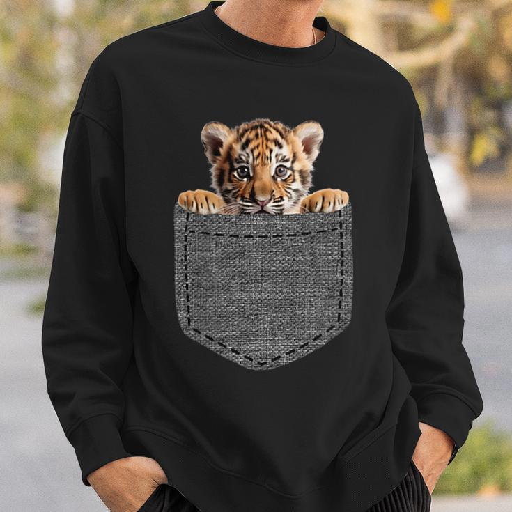 Tiger In Chest Pocket Sweatshirt Geschenke für Ihn