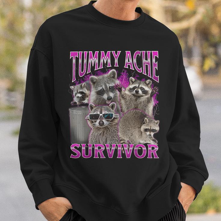 Tummy Ache Survivor Raccoon Meme Bootleg Graphic 90S Sweatshirt Geschenke für Ihn