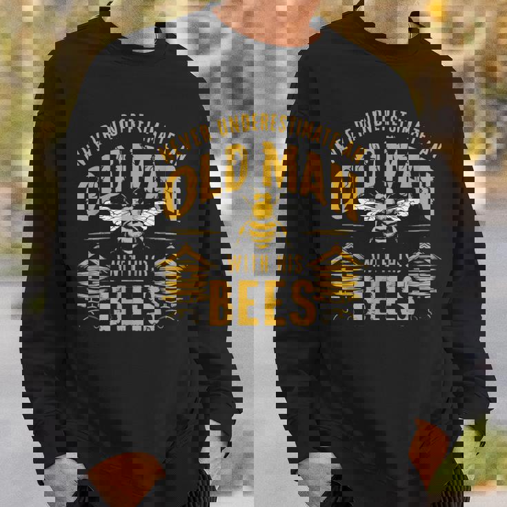 Vintage Never Underestimate An Old Man Beekeeper Sweatshirt Gifts for Him