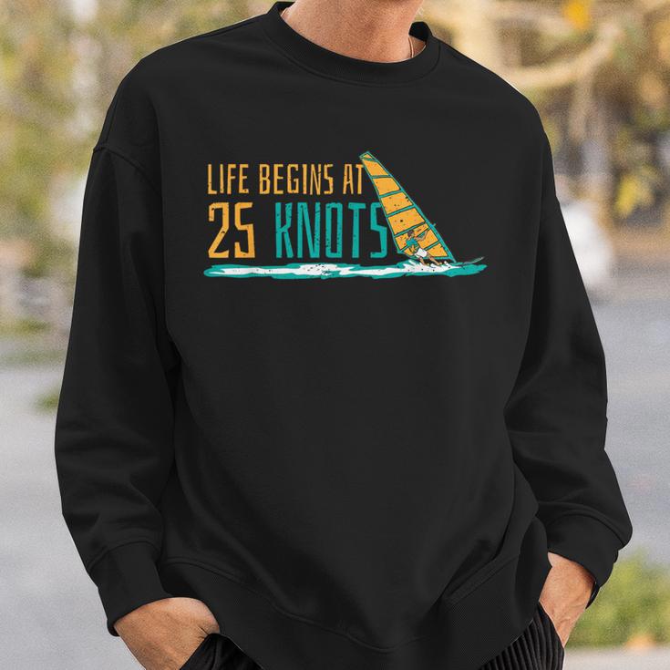 Windsurfing Life Begins At 25 Knot Surfer Saying Sweatshirt Geschenke für Ihn