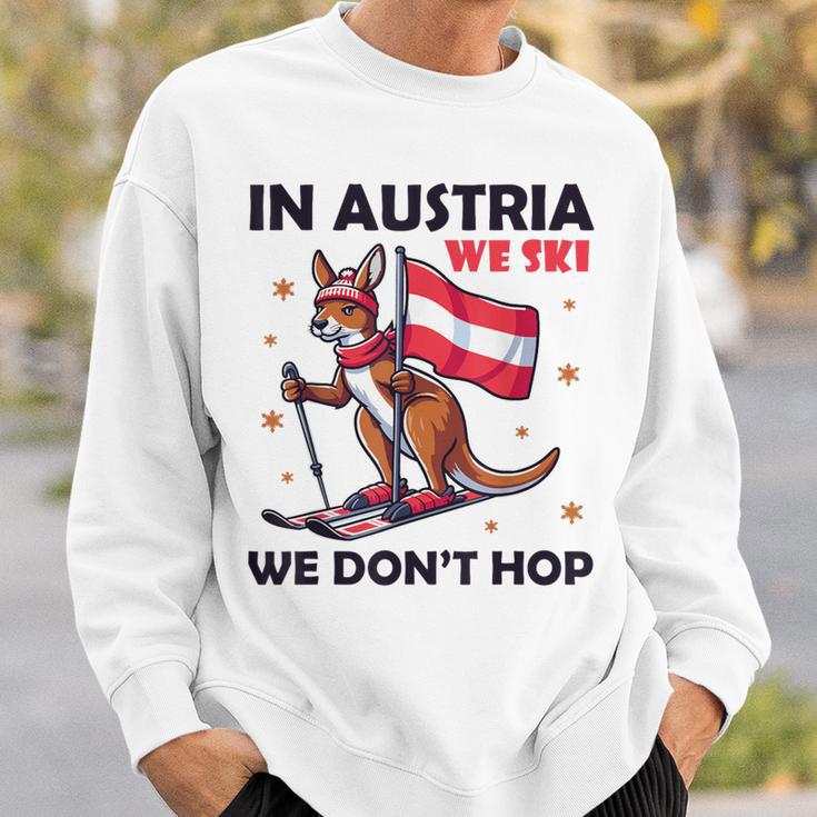 In Austria We Ski We Don't Hop Kangaroo Austria Sweatshirt Geschenke für Ihn