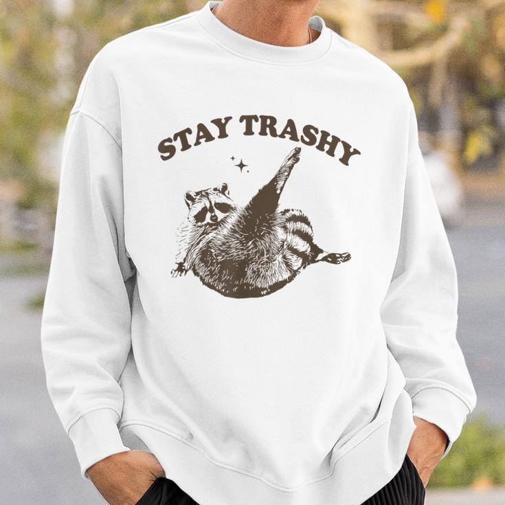 Raccoon Stay Trashy Fun Meme Gray Sweatshirt Geschenke für Ihn