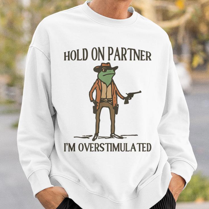 Hold On Partner I'm Overstimulated Sweatshirt Geschenke für Ihn