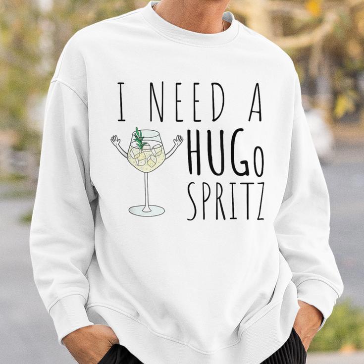 I Need A Hugo Spritz Summer Elderberry Prosecco Cocktail Hug Sweatshirt Geschenke für Ihn