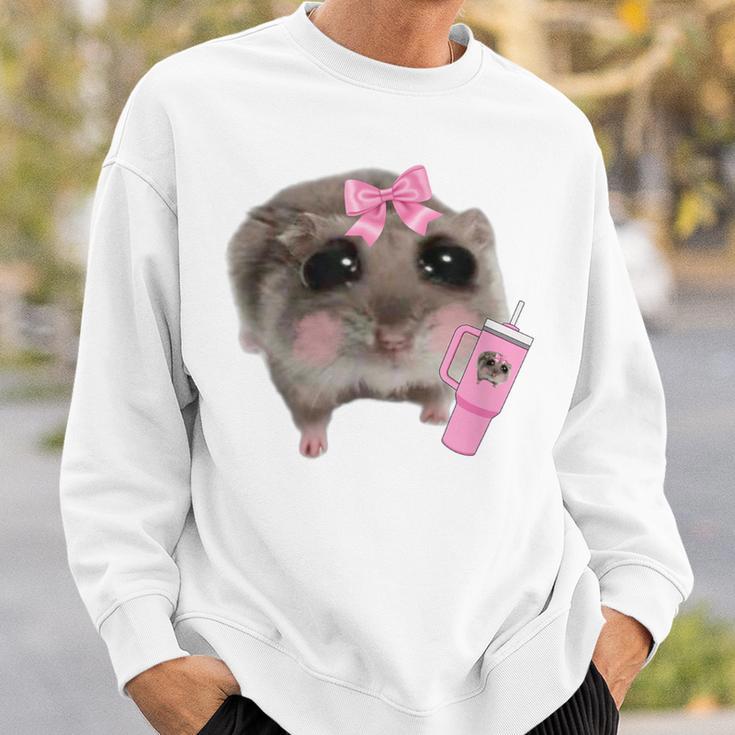 Sad Hamster Meme Drink Bottle Gray Sweatshirt Geschenke für Ihn