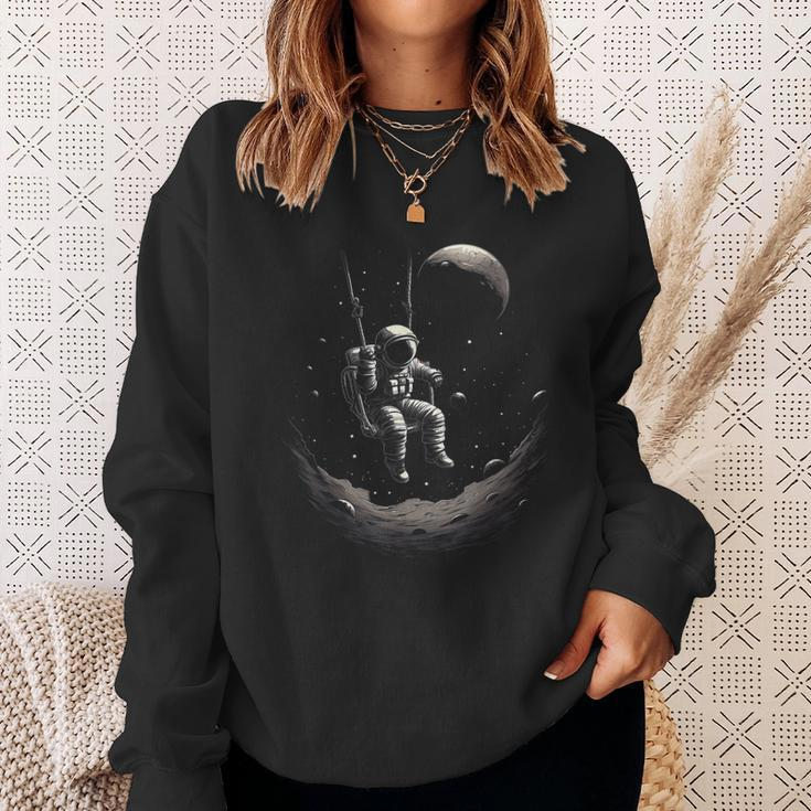 Astronaut Sitting On A Swing In Space Stars Moon Sweatshirt Geschenke für Sie