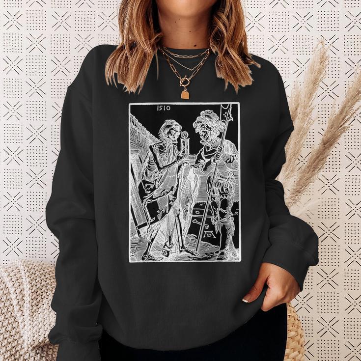 The Death And The Landsknecht By Albrecht Durer 1510 Sweatshirt Geschenke für Sie