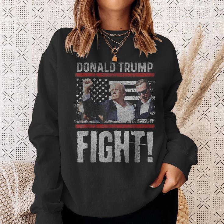 Donald Trump Fist Pump We Fight American Flag Trump 2024 Sweatshirt Geschenke für Sie