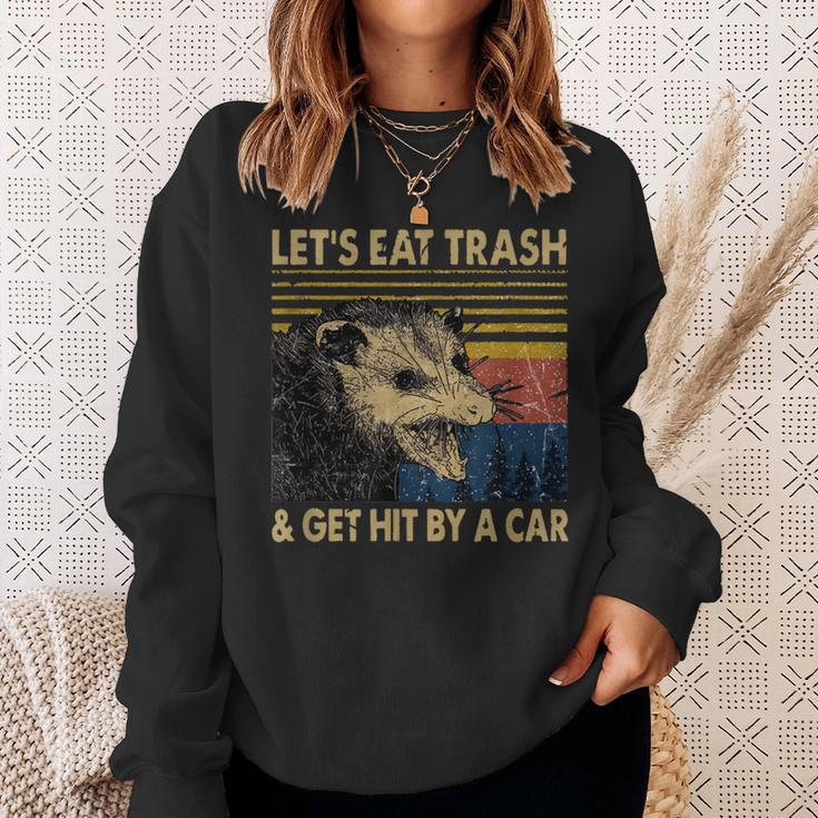 Lets Eat Trash And Get Hit By A Car -Intage Opossum Sweatshirt Geschenke für Sie