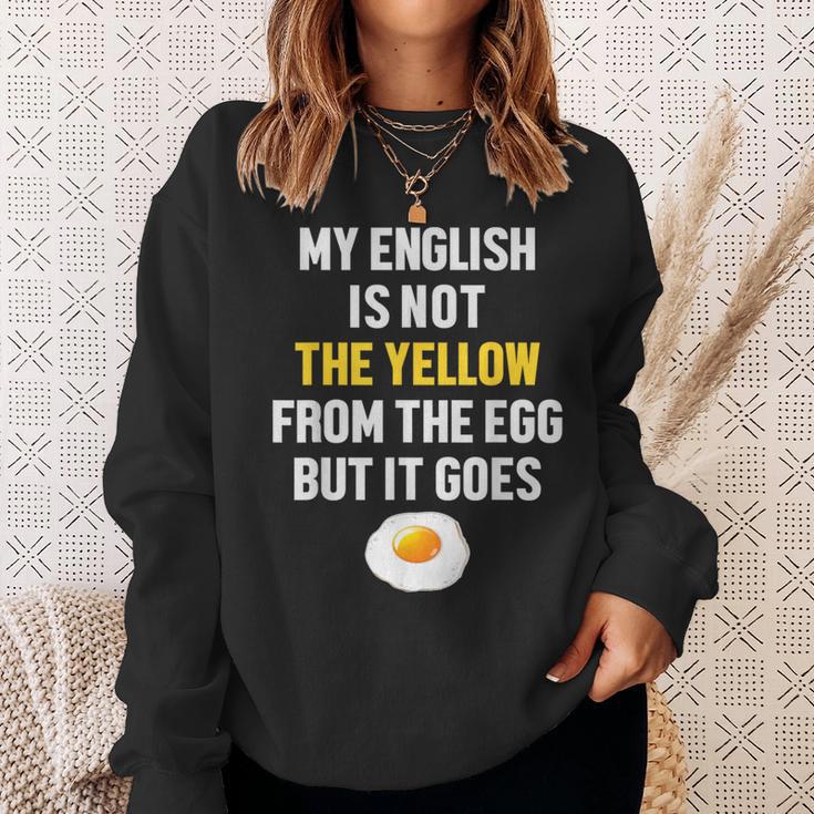 My English Is Not The Yellow From The Egg But It Goes Slogan Sweatshirt Geschenke für Sie