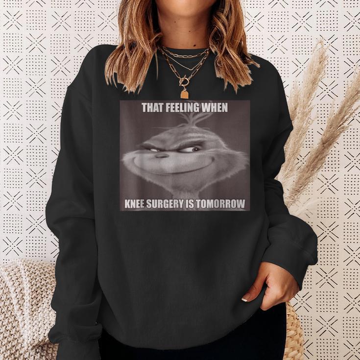 That Feeling When Knee Surgery Is Tomorrow Meme Sweatshirt Geschenke für Sie