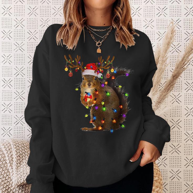 Squirrel Christmas Tree Lights Reindeer Christmas Sweatshirt Geschenke für Sie