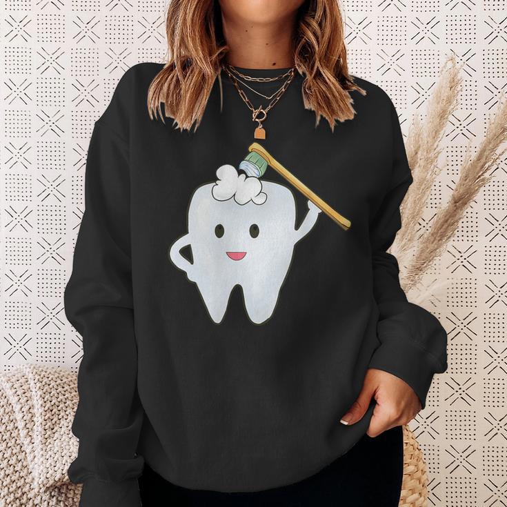 Tooth Brushing The Th With The Toothbrush Sweatshirt Geschenke für Sie