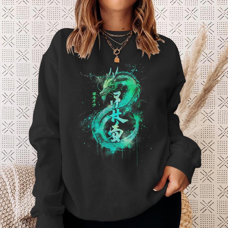 Green Flying Japanese Dragon With Kanji Lettering Sweatshirt Geschenke für Sie