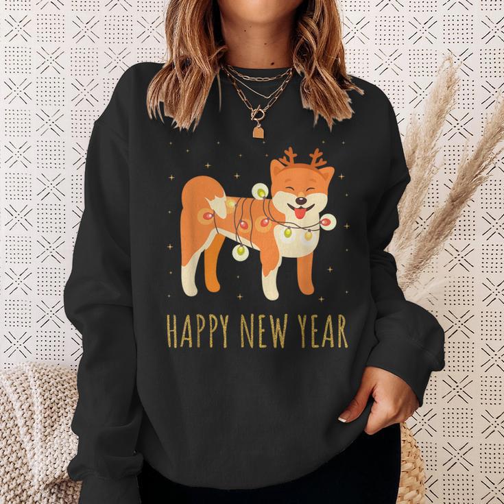 Happy Shiba Dog Celebrates New Year's Eve In Christmas Lights Sweatshirt Geschenke für Sie