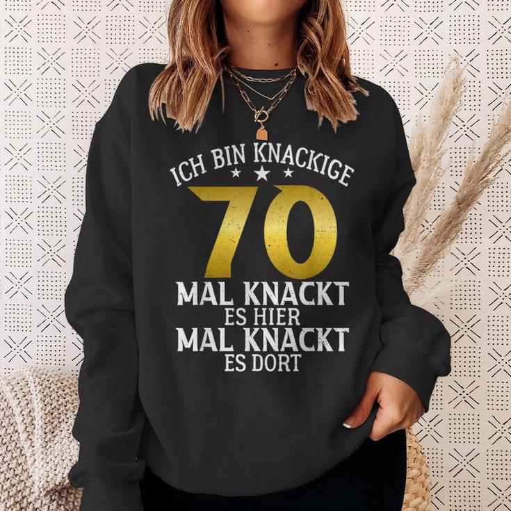 Krisige 70 Mal Knackt Es Hier Mal Da 70 Birthday S Sweatshirt Geschenke für Sie